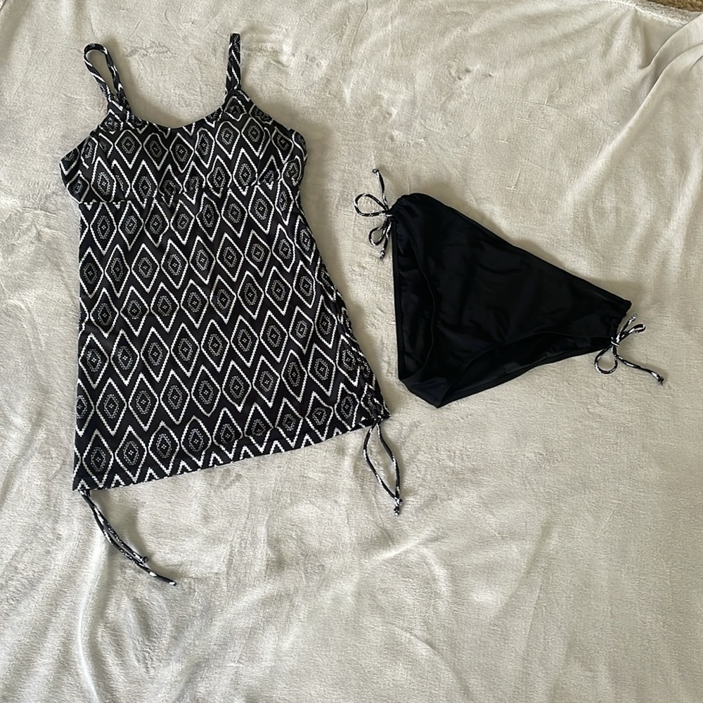 NWWOT Black and White Geometric Tankini Set